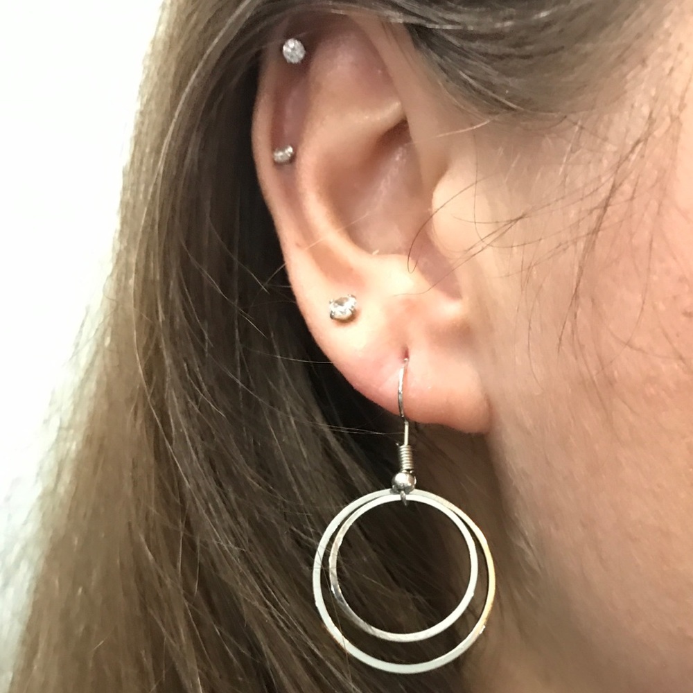 NEW!💙💎CIRCLES! MODERN MINIMALIST HOOP💎💙SILVERY - Picture 6 of 8